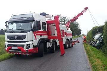 Эвакуация грузовиков в Боровичах